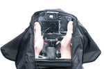 Pantalla y manos con funda de lluvia para cámara Vanguard Alta RCS