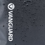 Funda impermeable para cámara réflex con objetivo Vanguard Alta WZM mojada