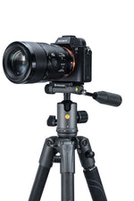 Cámara con objetivo en trípode de viaje Vanguard Veo 2X 265CBP