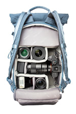 Cámara sin espejo y objetivos en la mochila para cámara azul Vanguard Veo Flex 43M BL