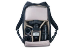 Cámara y objetivos dentro de la mochila de fotógrafo negra Vanguard Veo GO 46M BK