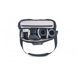 Cámara y objetivos en la bolsa fotográfica negra Vanguard Veo GO 34M BK