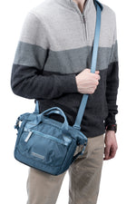Fotógrafo con la bolso para cámara azul Vanguard Veo Flex 18M BL