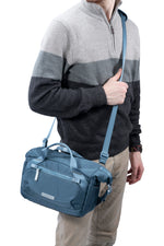 Fotógrafo con la bolso para cámara azul Vanguard Veo Flex 25M BL