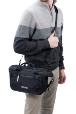 Fotógrafo con la bolso para cámara Vanguard Veo Flex 25M BK