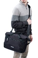 fotógrafo con el bolso negro Vanguard Veo Flex 35M BK