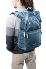 Fotógrafo con la mochila para cámara azul Vanguard Veo Flex 43M BL