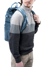 Fotógrafo con la mochila para cámara azul Vanguard Veo Flex 43M BL, frontal