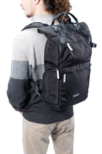 Fotógrafo con la mochila para cámara negra Vanguard Veo Flex 43M BK