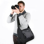 fotógrafo con la bolsa Vanguard Veo Discover 38