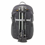 Trípode en la mochila y bandolera fotográfica Vanguard Veo Discover 46