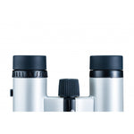 Enfoque de los prismáticos blancos Vanguard Vesta 1021 WP