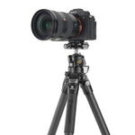 Trípode Alta Pro 3X 264CLBPS con cámara DSLR