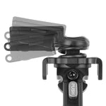 Equalizer 2 A en uso sobre terreno irregular con pies de goma convertibles en picas