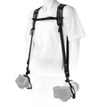 Arnés PRO 2N1 STRAP, negro puesto en modelo con dos cuerpos de cámara.