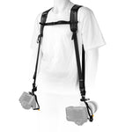 Arnés PRO 2N1 STRAP, negro puesto en modelo con dos cuerpos de cámara.