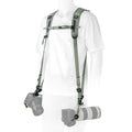 Arnés PRO 2N1 STRAP, verde puesto en modelo con dos cuerpos de cámara.