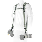Arnés PRO 2N1 STRAP, verde puesto en modelo con dos cuerpos de cámara.