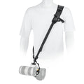 Correa PRO STRAP, negro puesta en modelo, vista frontal.