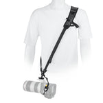 Correa PRO STRAP, negro puesta en modelo, vista frontal.