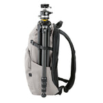 Veo Lite B30L CM mochila fotográfica con trípode en lateral