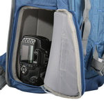 Cámara en la bandolera fotográfica azul Vanguard Sedona 43BL