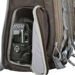 Cámara en la bandolera fotográfica marrón Vanguard Sedona 43KG