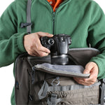 Acceso a cámara de la bandolera fotográfica marrón Vanguard Sedona 43KG