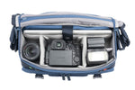 Cámara y objetivos en la bolsa fotográfica azul Vanguard Veo Range 36M NV