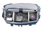 Cámara y objetivos en la bolsa fotográfica azul Vanguard Veo Range 38M NV