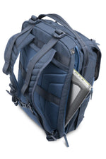 Portátil en la mochila fotográfica azul Vanguard Veo Range 48NV