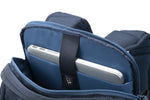 Portátil en la mochila fotográfica azul Vanguard Veo Range 41M NV