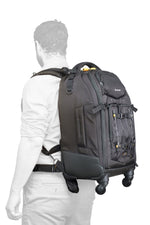 Mochila Vanguard Alta Fly 58T en espalda