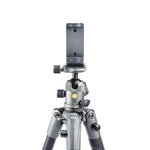 Adaptador para móvil colocado en un trípode Vanguard