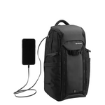 Mochila Veo Adaptor R44BK, cargando el móvil