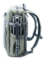 Trípode en la mochila y bolsa verde Vanguard Veo Select 41GR
