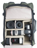 Configuración fotográfica parcial de la mochila y bolso verde Vanguard Veo Select 49GR