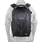 fotógrafo con mochila de foto Vanguard Alta Rise 45