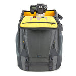 Acceso a cámara en la mochila para fotógrafo Vanguard Alta Sky 49