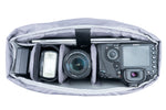 Cámara réflex y objetivos en el bolso negro Vanguard Veo Flex 35M BK