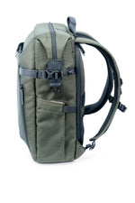 Lateral derecho de la mochila y bolsa verde Vanguard Veo Select 41GR