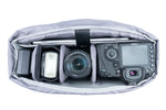 Cámara réflex y objetivos en el bolso azul Vanguard Veo Flex 35M BL