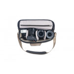 Cámara y objetivos en la bolsa fotográfica marrón Vanguard Veo GO 34M KG