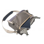 Tablet en la bolsa fotográfica marrón Vanguard Veo GO 34M KG