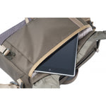 Tablet en la bolsa fotográfica marrón Vanguard Veo GO 34M KG, de cerca