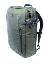 Ángulo derecho de la mochila y bolso verde Vanguard Veo Select 49GR