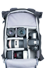 Cámara réflex y objetivos en la mochila para cámara negra Vanguard Veo Flex 43M BK
