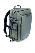 Ángulo izquierdo de la mochila y bolsa verde Vanguard Veo Select 41GR