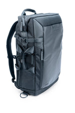 Ángulo derecho de la mochila y bolso negro Vanguard Veo Select 49BK