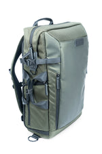 Ángulo izquierdo de la mochila y bolso verde Vanguard Veo Select 49GR